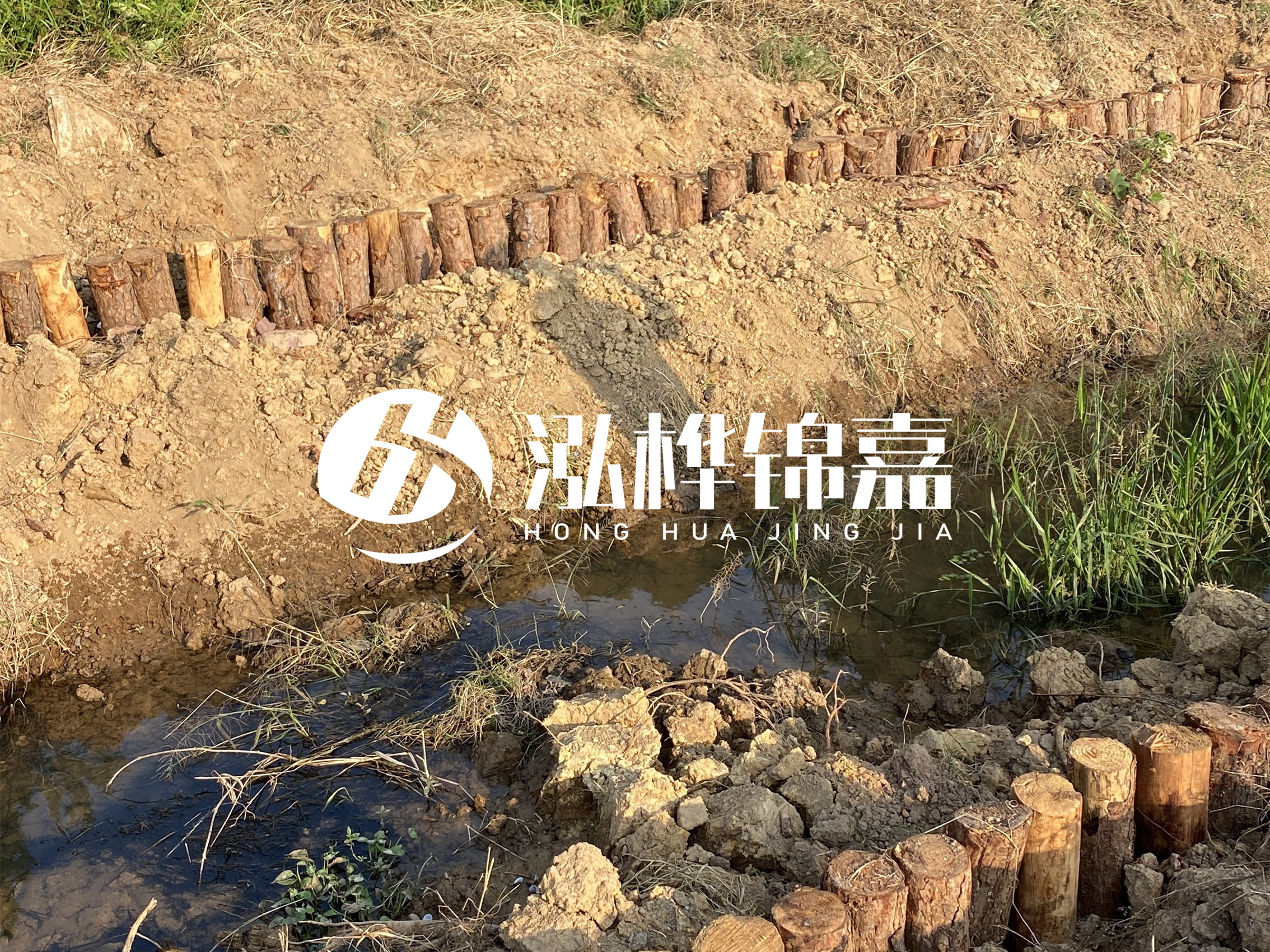防汛木樁價格中的施工費如何計算？水下打樁和陸地打樁費用差異？