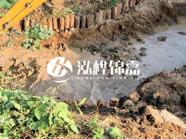 湖南防汛木樁批發(fā)廠家泓樺錦嘉 - 防洪木樁的作用是什么？?
