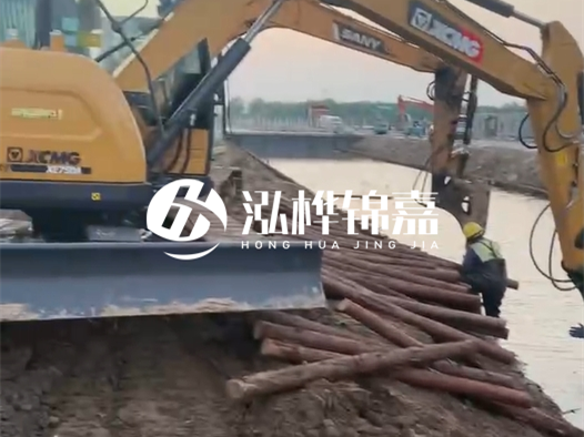 松木樁廠家泓樺錦嘉-4米和6米松木樁分別適合什么工程場(chǎng)景？